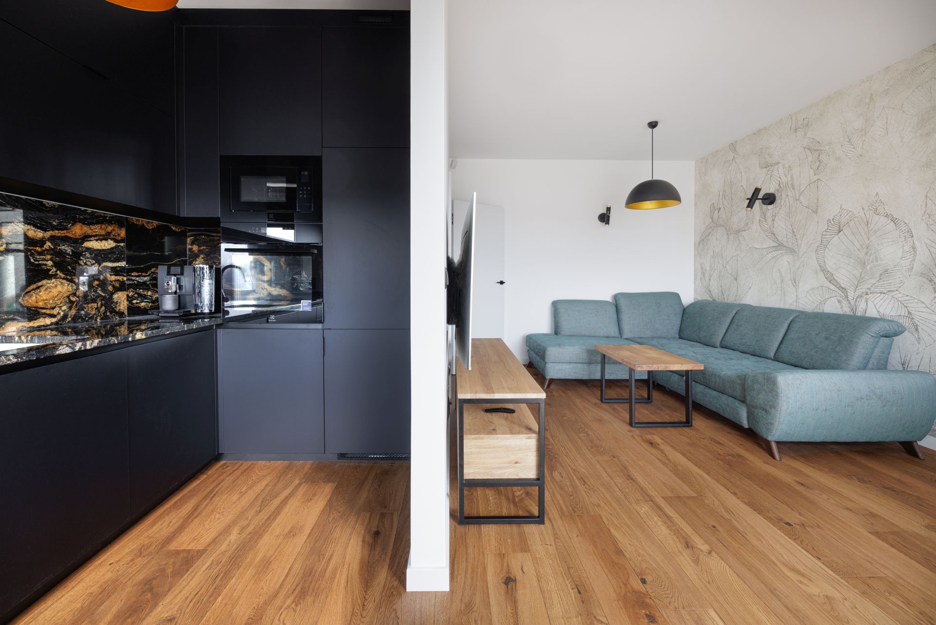 ciemna podłoga esco